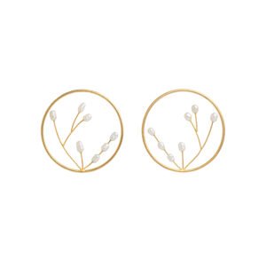 Perla de Blanca white pearl earrings featuring 24k gold circles with delicate branch-like tendrils and shimmering pearls