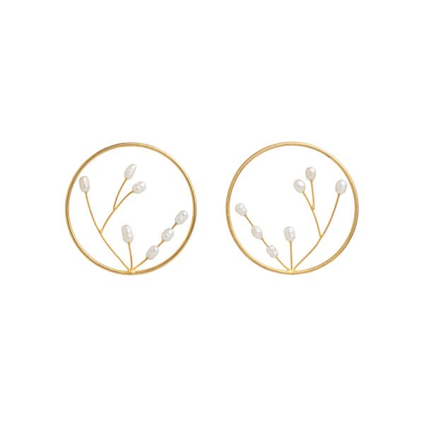 Perla de Blanca white pearl earrings featuring 24k gold circles with delicate branch-like tendrils and shimmering pearls